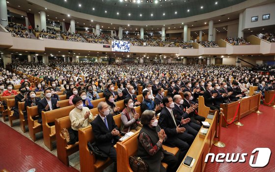 부활절 예배 열리는 여의도순복음교회 : 네이트 뉴스