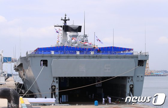 늠름한 자태 뽐내는 독도함 : 네이트 뉴스
