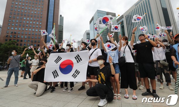 '태극기 흔드는 청년들' : 네이트 뉴스