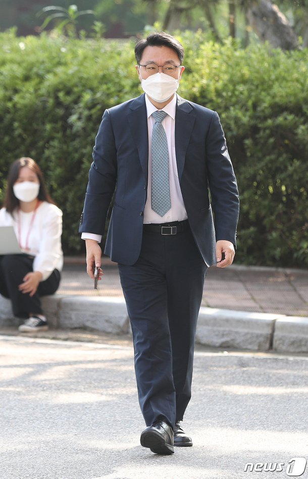 출근하는 김진욱 공수처장 : 네이트 뉴스