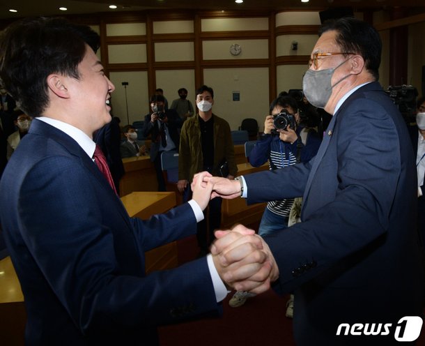 정진석 "이준석, 촉망받던 정치인에서 비호감도 1위…스스로 돌아보길" : 네이트 뉴스