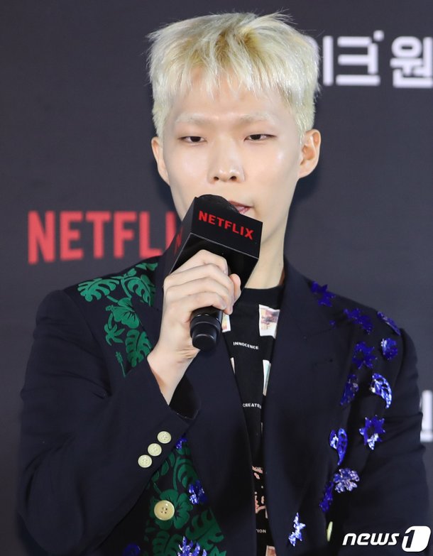 인사말 하는 악뮤 이찬혁 : 네이트 연예