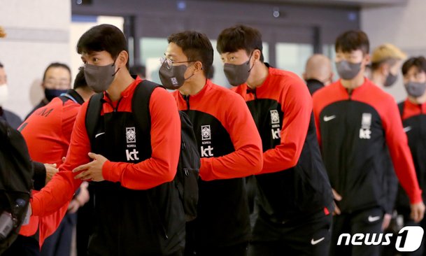 귀국하는 축구 대표팀 선수들 : 네이트 스포츠