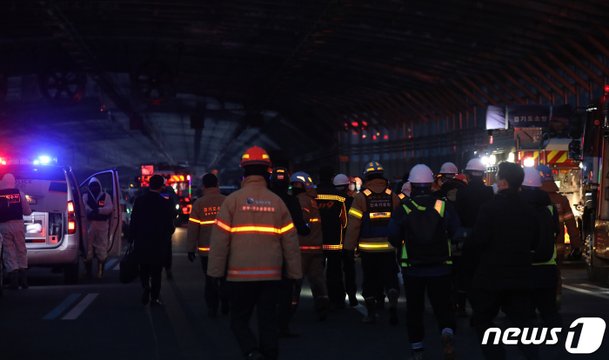 화재 현장 들어가는 소방대원 : 네이트 뉴스