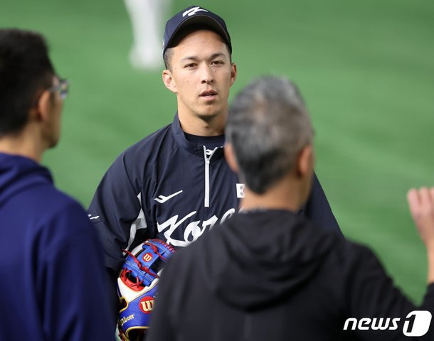 일본 취재진과 인터뷰 하는 토미 현수 에드먼 : 네이트 스포츠
