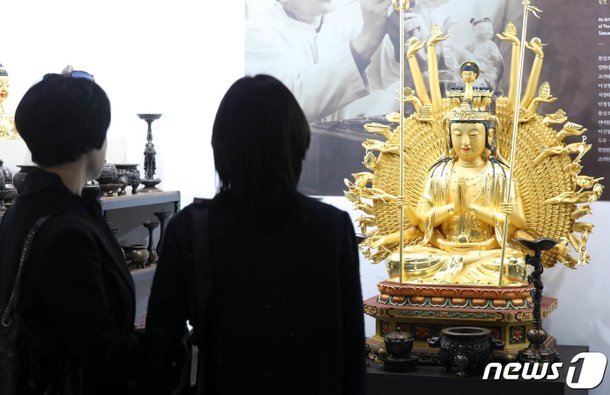 '불상 작품 살펴보는 관람객' : 네이트 뉴스