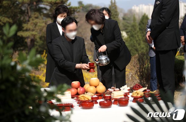 마석 모란공원으로 이장된 박원순 묘에 술 치는 유가족들 : 네이트 뉴스