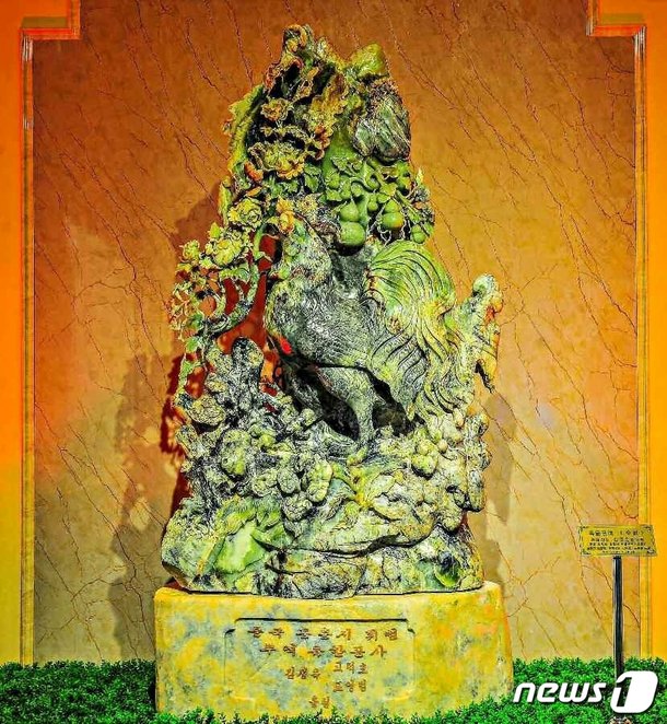 김정은에게 온 옥돌 수탉…