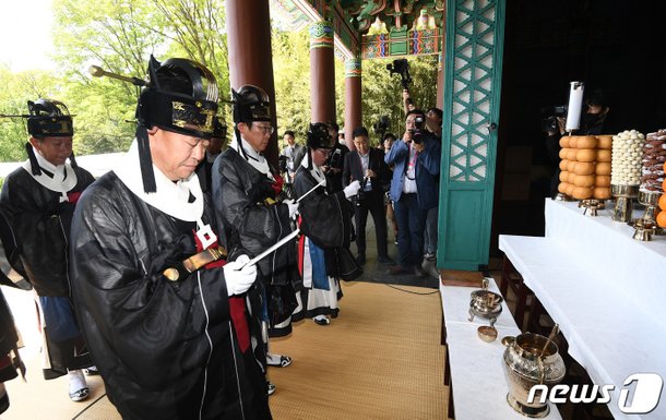 충무공 이순신 장군 탄신 제478주년 기념 다례 행사 : 네이트 뉴스