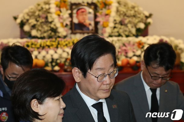 이재명, 분신 사망 노동자 빈소 조문 : 네이트 뉴스