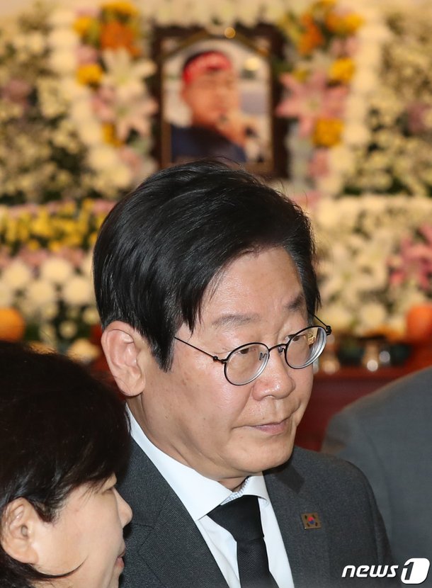 이재명 '사망 노동자 조문 마치고' : 네이트 뉴스