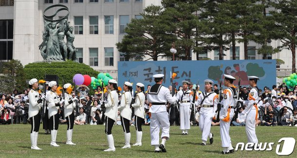화려한 국방부 3군 의장대의 시범 : 네이트 뉴스