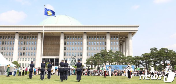 국회에서 펼쳐지는 화려한 국방부 3군 의장대의 시범 : 네이트 뉴스