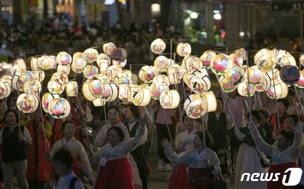 도심 수놓은 화려한 연등 : 네이트 뉴스
