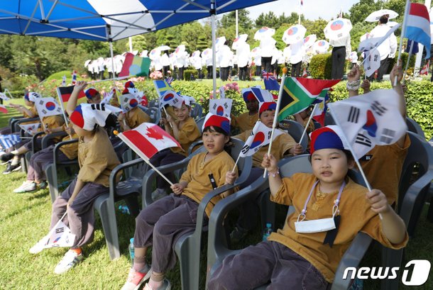 UN 참전 국기 흔드는 어린이들 : 네이트 뉴스
