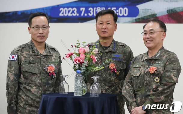 대화 나누는 3군 참모총장 : 네이트 뉴스