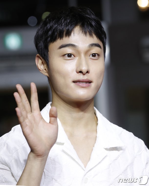 윤찬영, 빛나는 손 인사 : 네이트 연예
