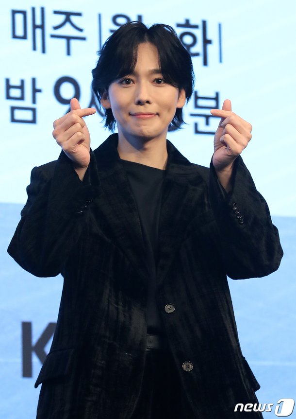 위너 김진우, 깜찍한 손하트 : 네이트 연예