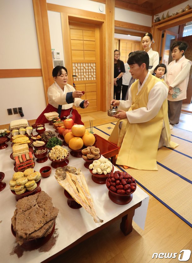 추석 전통 차례상과 예법 시연 : 네이트 뉴스