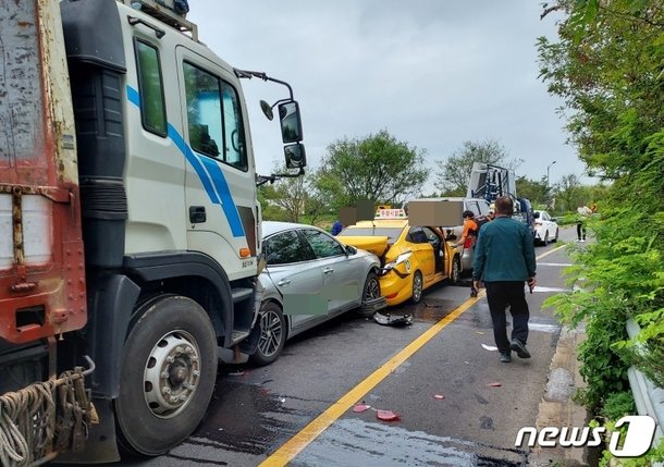 전주 동부우회도로서 화물차·승용차 6대 추돌…2명 부상 : 네이트 뉴스