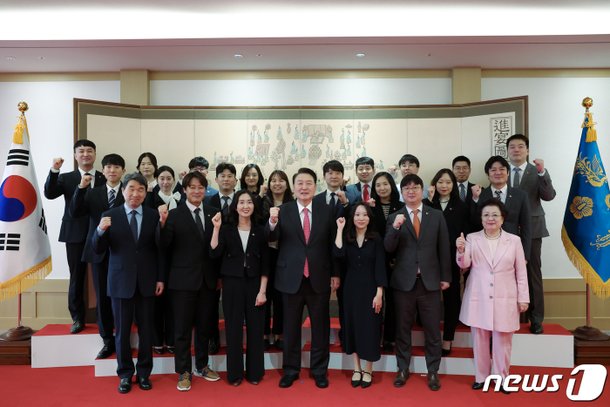 교원들과 기념 촬영하는 윤 대통령 네이트 뉴스