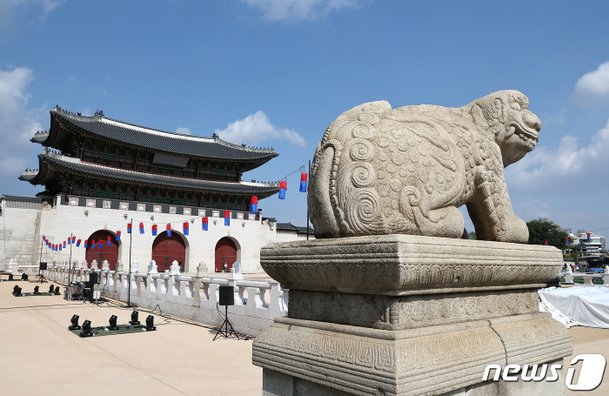 월대 앞으로 옮겨진 광화문 해치상 : 네이트 뉴스