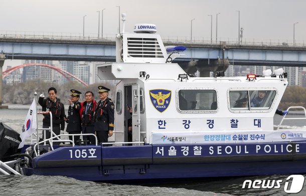 신형 순찰정에서 한강 살펴보는 오세훈 서울시장 : 네이트 뉴스