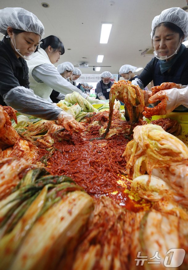 '김장 봉사 나선 참가자들' : 네이트 뉴스
