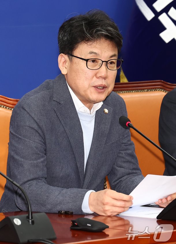 정책조정회의서 발언하는 진성준 정책위의장 : 네이트 뉴스