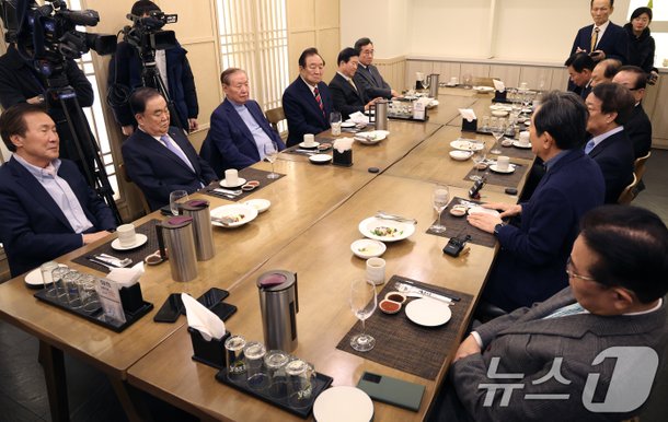 한 자리에 모인 정치 원로들 : 네이트 뉴스