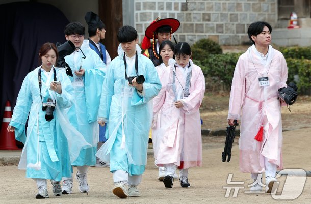 카메라 든 선배 유생들 : 네이트 뉴스