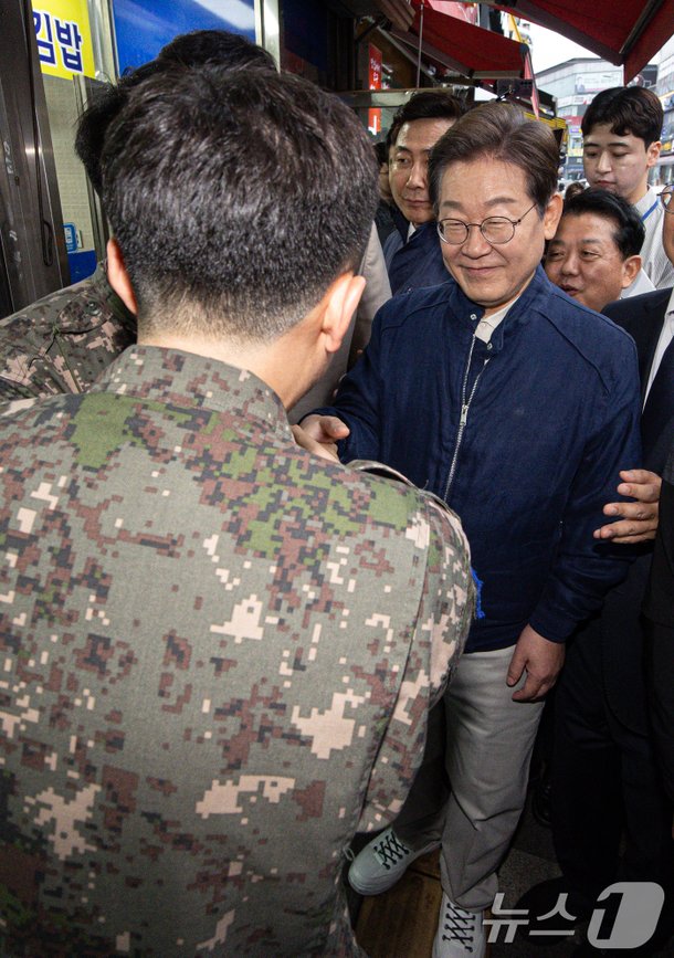 군 장병들과 대화하는 이재명 : 네이트 뉴스