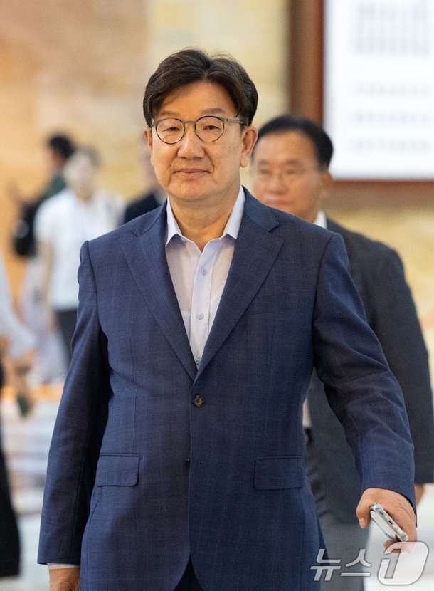 의원총회 참석하는 권성동 : 네이트 뉴스