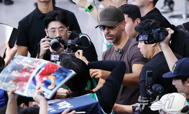 입국한 리오 퍼디난드 : 네이트 스포츠