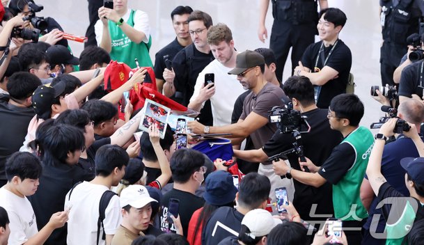 입국한 리오 퍼디난드 : 네이트 스포츠