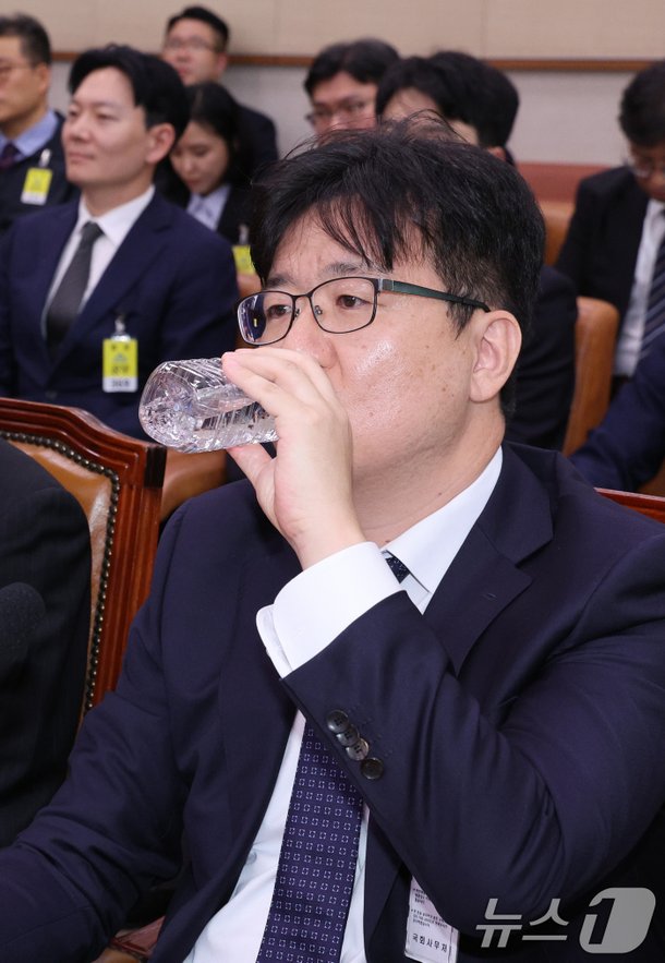 물 마시는 최재현 검사 : 네이트 뉴스