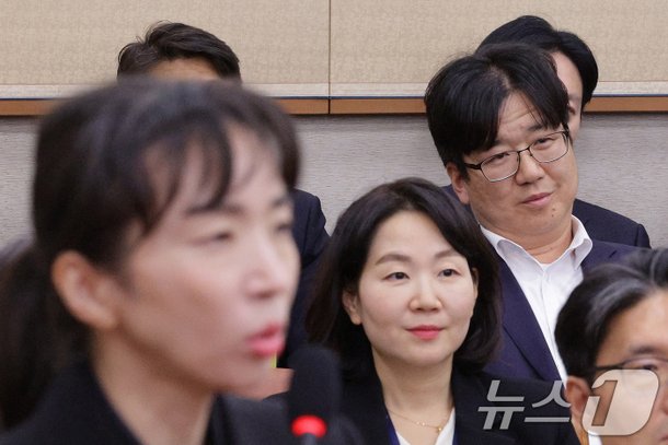 [국감]관봉권 띠지 분실 질책에 미소짓는 최재현 : 네이트 뉴스