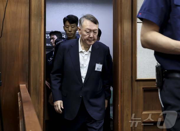 尹측, '사형 구형' 이후 반박 총력…변호인 의견서 8차례 제출 : 네이트 뉴스