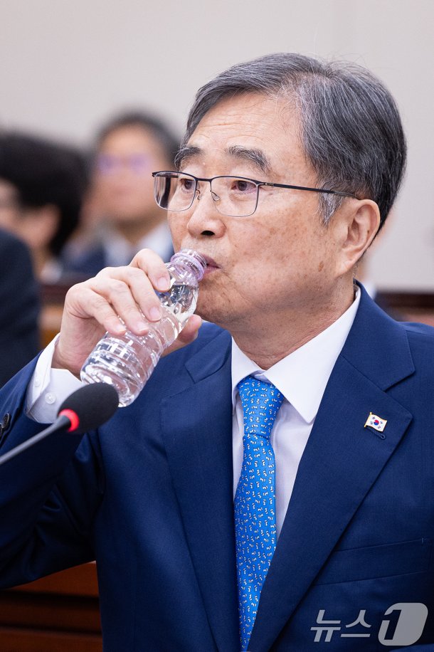 국회 출석해 물 마시는 조현 외교부 장관 : 네이트 뉴스