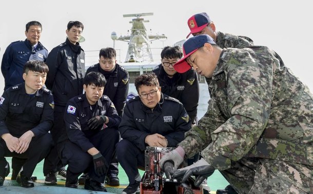 해군1함대, 동해해경청 함정 함포 운용 교육…실전 노하우 공유 : 네이트 뉴스