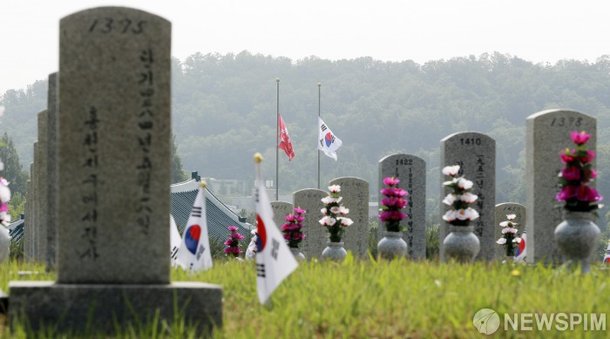 '제65회 현충일' 조기 게양된 태극기 : 네이트 뉴스