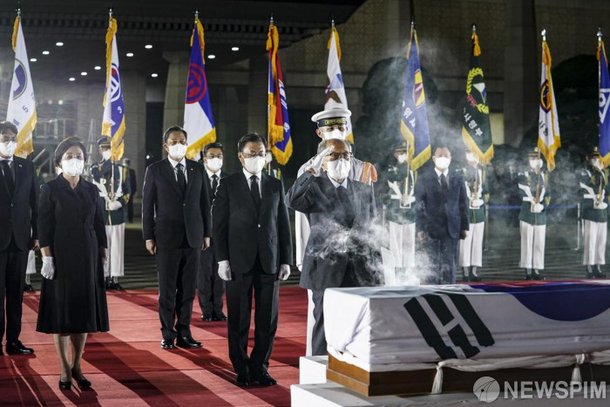 홍범도 장군 유해 봉환식,거수경례하는 김영관 애국지사 : 네이트 뉴스