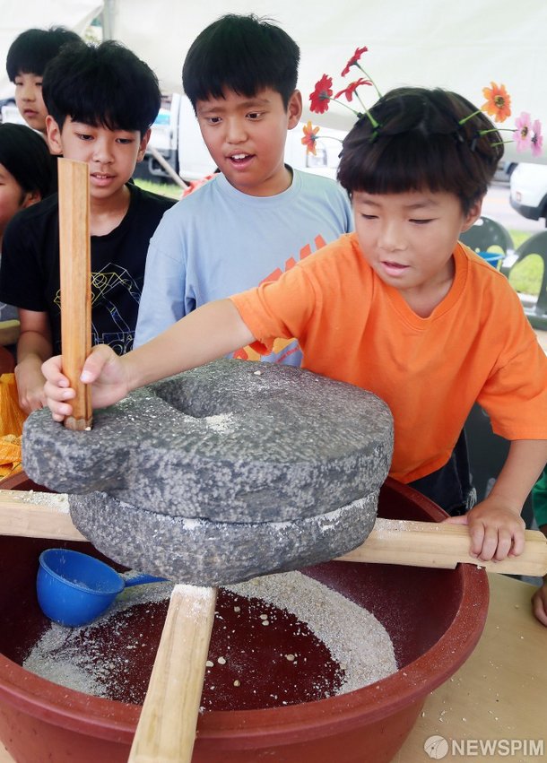 평창농악축제장 어린이들의 멧돌체험 : 네이트 뉴스