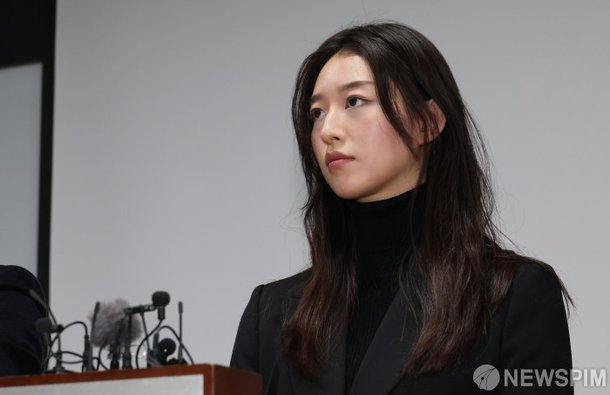 굳은 표정의 'JMS 피해자' 메이플 : 네이트 뉴스