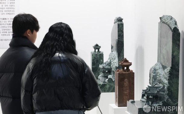 돌에 새겨진 섬세한 조각 : 네이트 뉴스