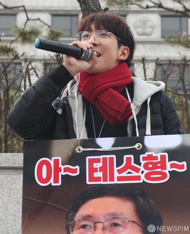 배우 차강석 헌재 앞에서 