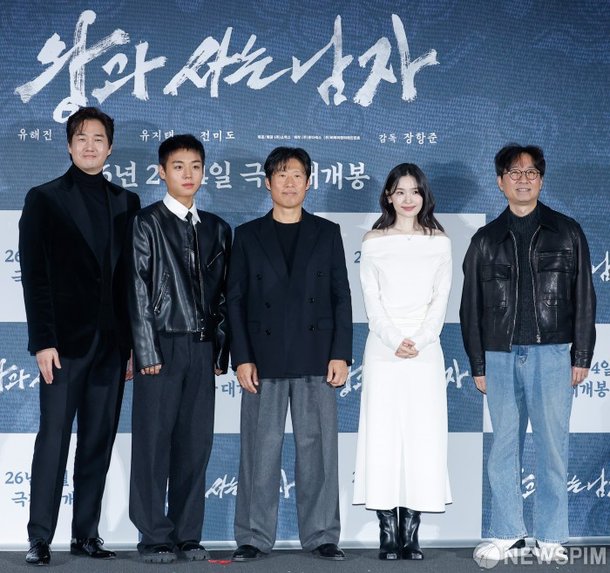 왕과 사는 남자 유해진 박지훈 전미도 장항준 감독 단체 포토타임