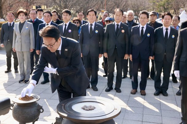 2026년 대구 2·28 민주운동 66주년 기념행사에서 헌화하는 김민석 국무총리 사진