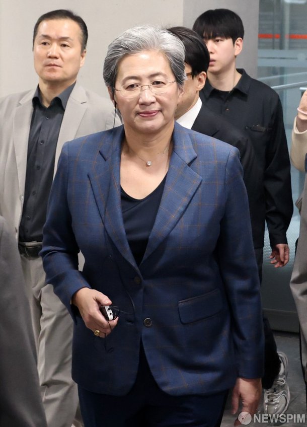 네이버 사옥 찾은 리사수 AMD CEO : 네이트 뉴스