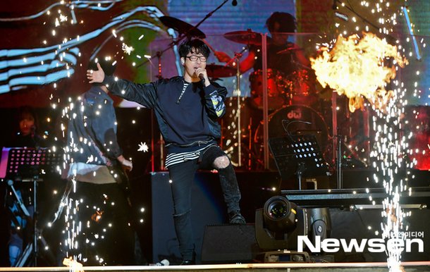 국카스텐 하현우, 무대는 신나게[포토엔HD] : 네이트 연예